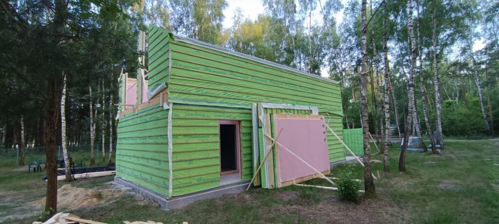 Nowoczesne domy prefabrykowane w trakcie montażu – trwała konstrukcja energooszczędna producenta Sava Home
