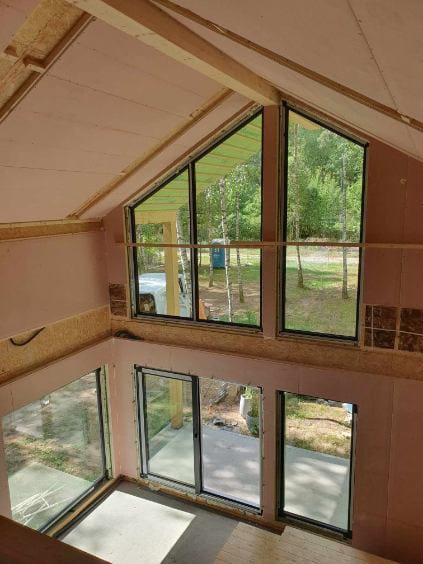 Nowoczesne domy prefabrykowane energooszczędne – montaż dużych okien i antresoli producenta Sava Home
